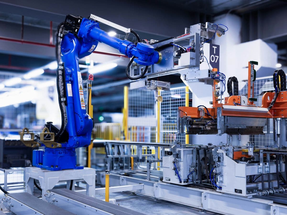 Roboterarm an einer automatisierten Fertigungslinie